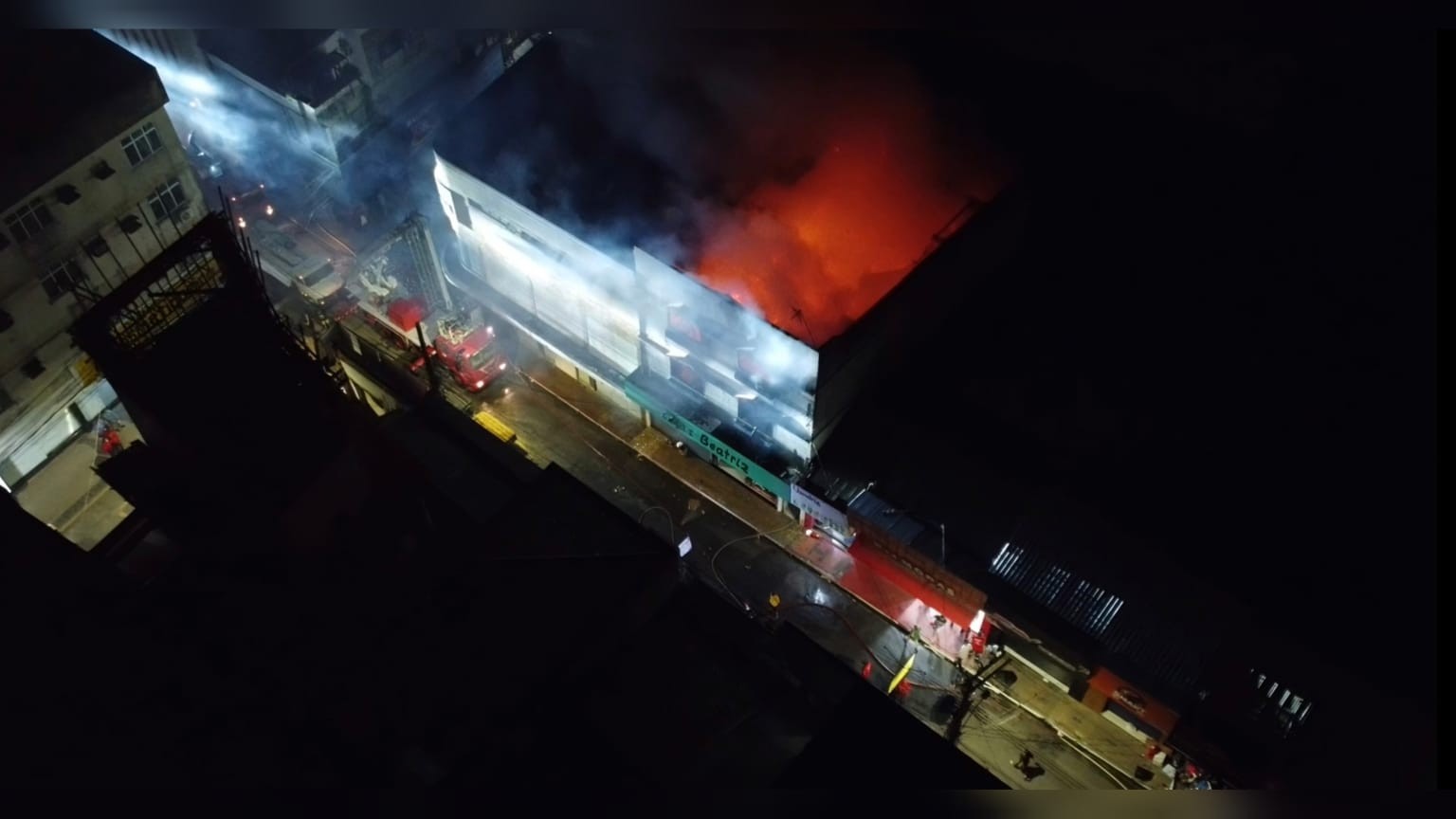 Incêndio de grandes proporções atinge lojas no Centro de Santarém; mais de 30 pessoas passam mal