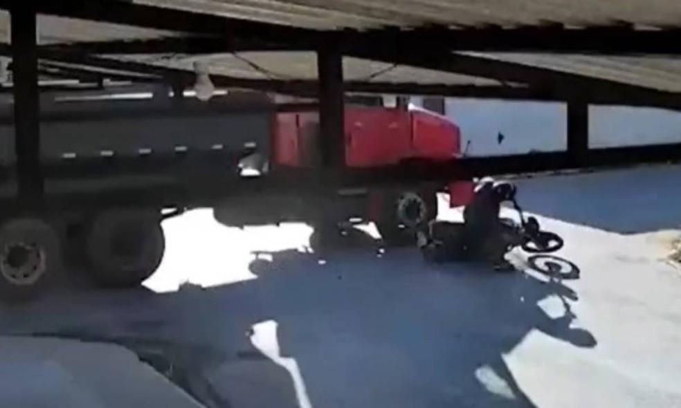 Motociclista de 24 anos morre atropelado após bater em caminhão na Bahia — Foto: Reprodução/TV Oeste