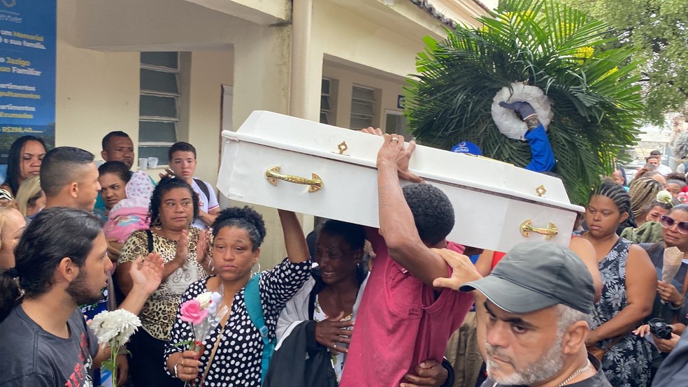 Corpo da menina Eloáh é sepultado no cemitério de Cacuia, na Ilha do Governador — Foto: Rafael Nascimento / g1
