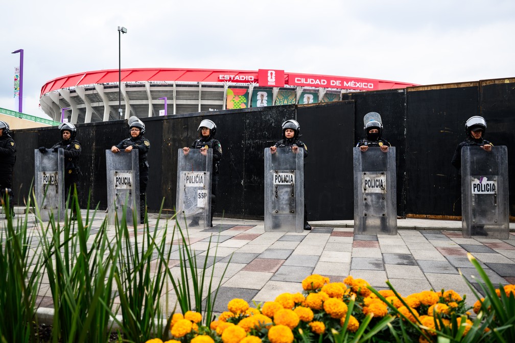 Policiais permanecem em frente ao Estádio Azteca. A partida de abertura da Copa do Mundo de 2026 será realizada na Cidade do México em 11 de junho. — Foto: Tom Weller/dpa via Reuters Connect
