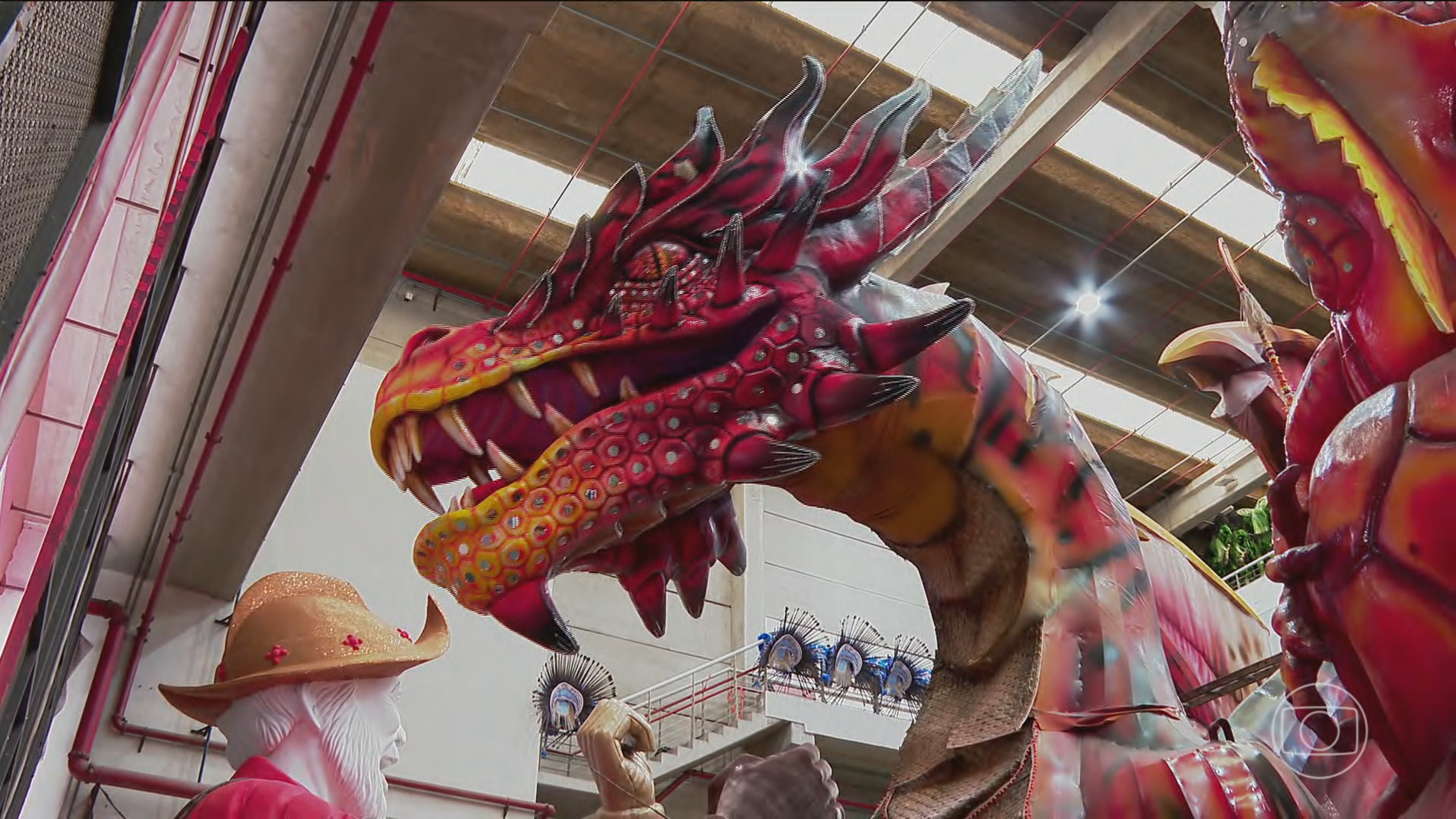 Escolas de samba apostam em carros alegóricos cada vez mais tecnológicos e surpreendentes