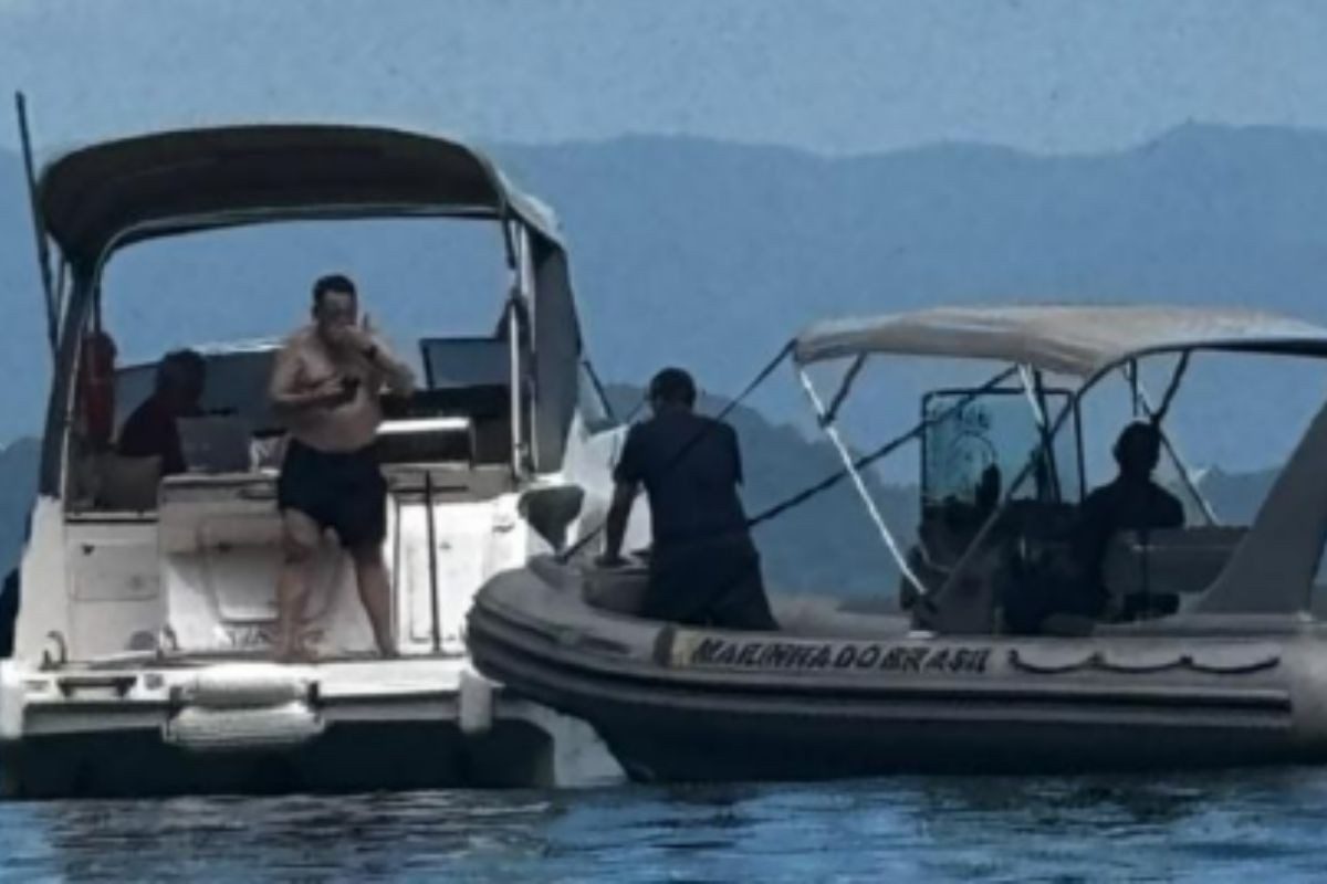 Marinha e Exército realizam operação e impedem embarcações de acessar praia em Guarujá, SP