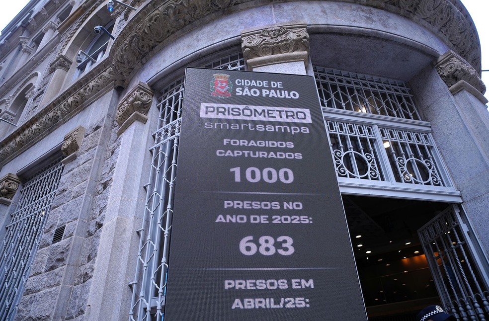 Prisômetro no Centro de SP mostra o número de 1 mil pessoas presas pelo sistema de câmeras Smart Sampa, em abril de 2025 — Foto: Divulgação/Secom/PMSP