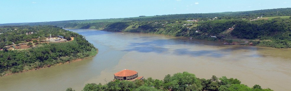 Rio Iguaçu, à esquerda, deságua no Rio Paraná, à direita na tríplice fronteira entre Brasil, Argentina e Paraguai — Foto: Divulgação