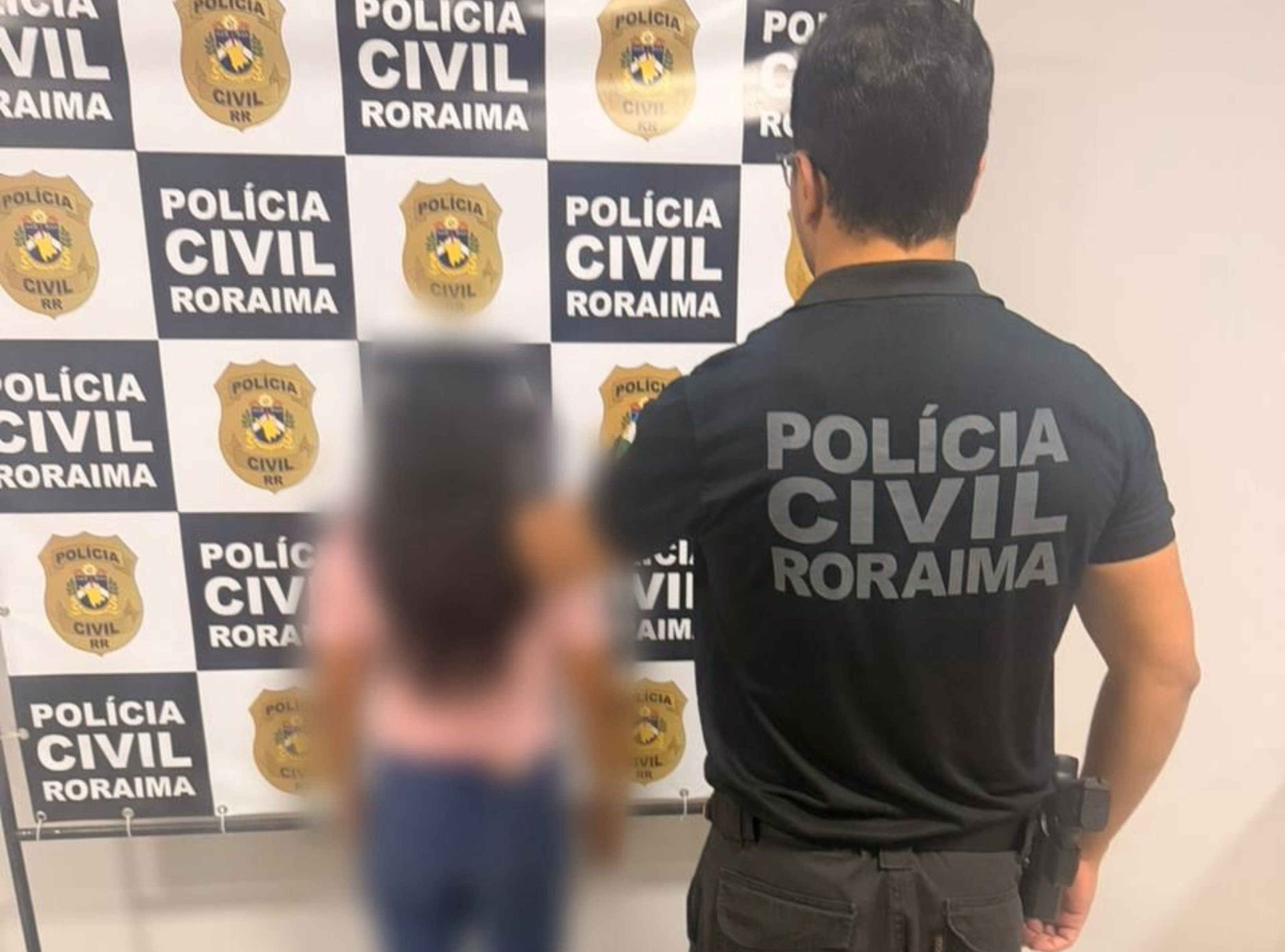 Mãe é presa por agredir e arrastar filho de 2 anos pelo chão dentro de fórum em Boa Vista 