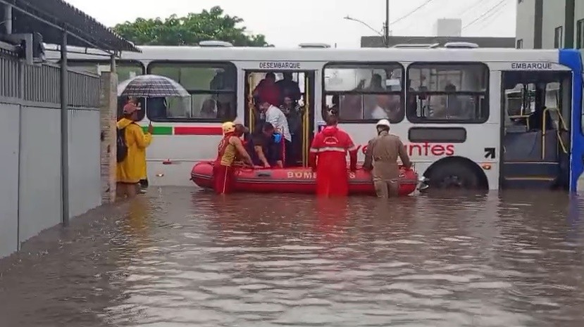 Ônibus fica ilhado em João Pessoa após chuvas, e passageiros são resgatados pelo Corpo de Bombeiros 
