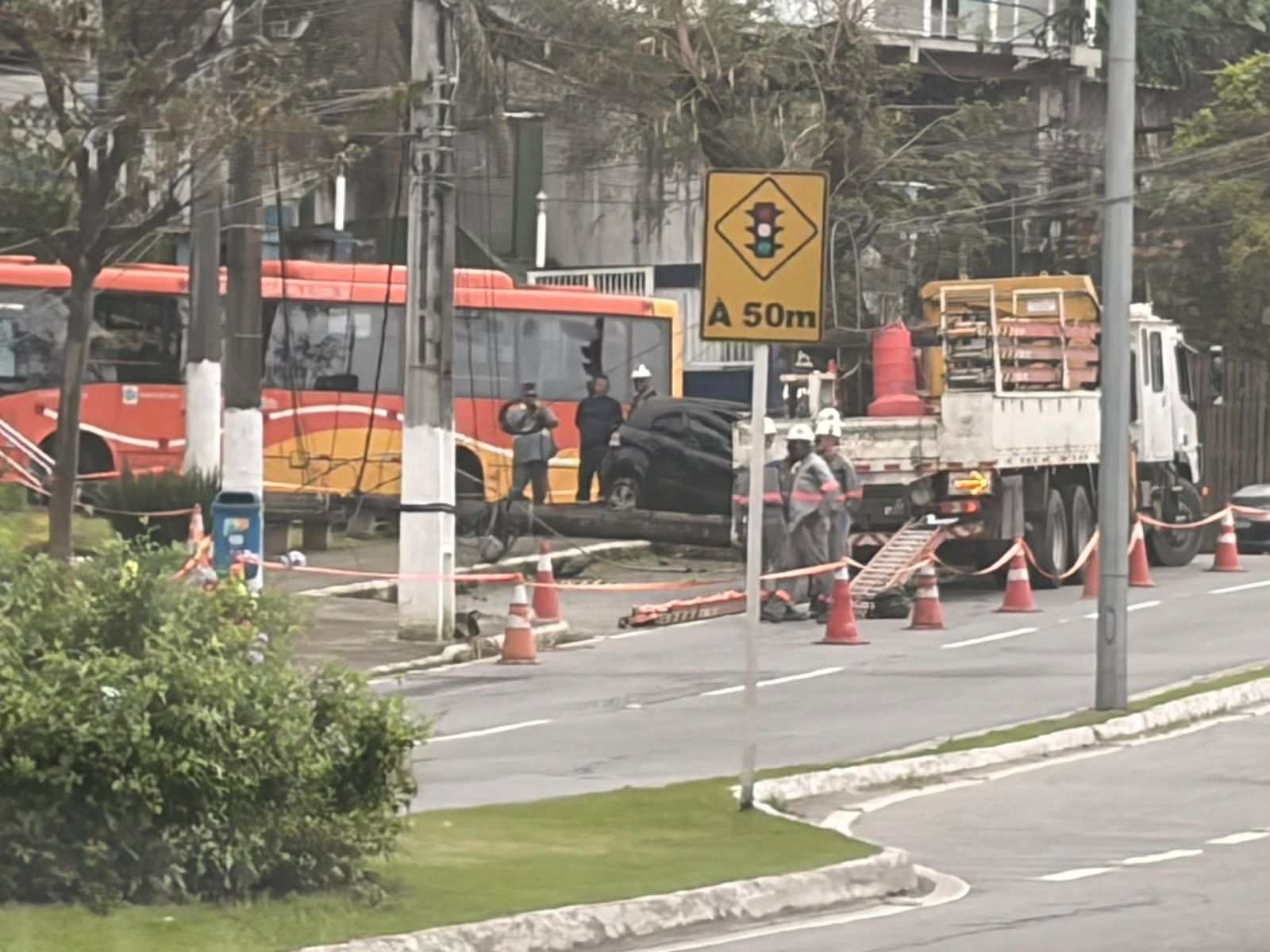 Carro bate em poste deixa ferido em Angra dos Reis
