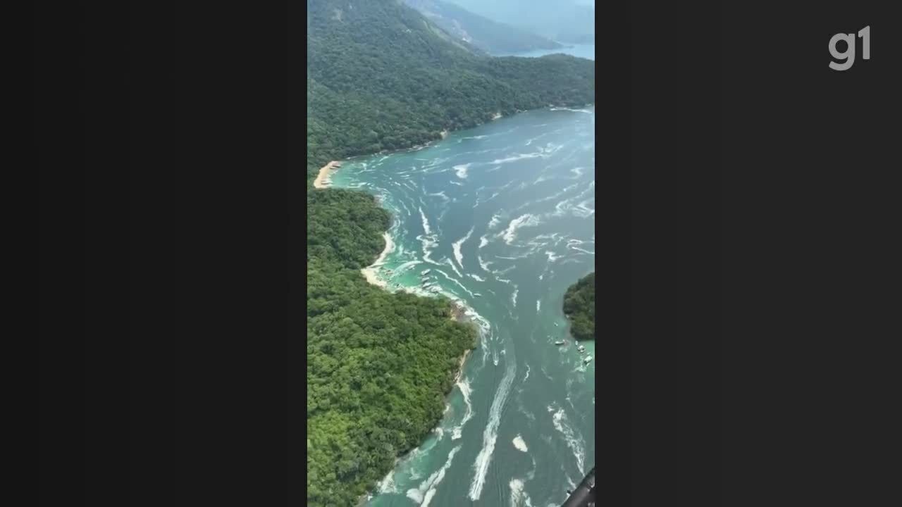 VÍDEO: 'Espuma' no mar da Baía de Paraty chama atenção de banhistas e autoridades