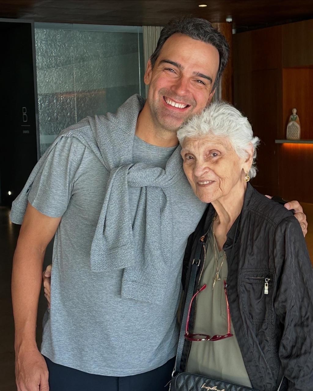 Tadeu Schmidt lamenta morte da mãe aos 92 anos: 'Tenho dificuldade pra aceitar que nunca mais vou te ver'