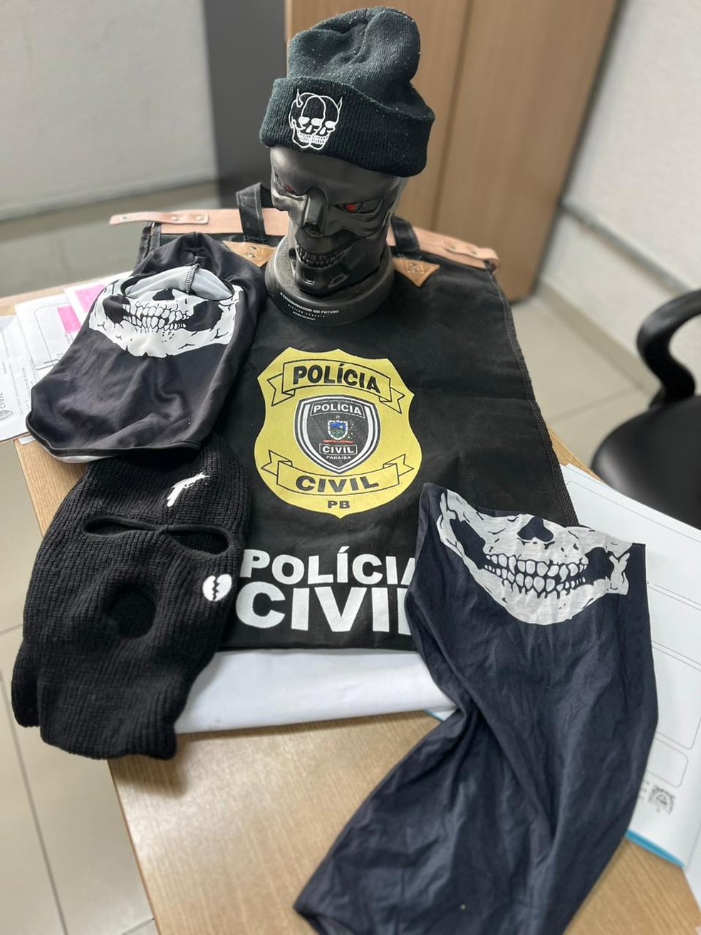 Roupas e celular usados por paraibano para gravar vídeos com ameaça de ataques a escolas foram apreendidos — Foto: Divulgação/Polícia Civil