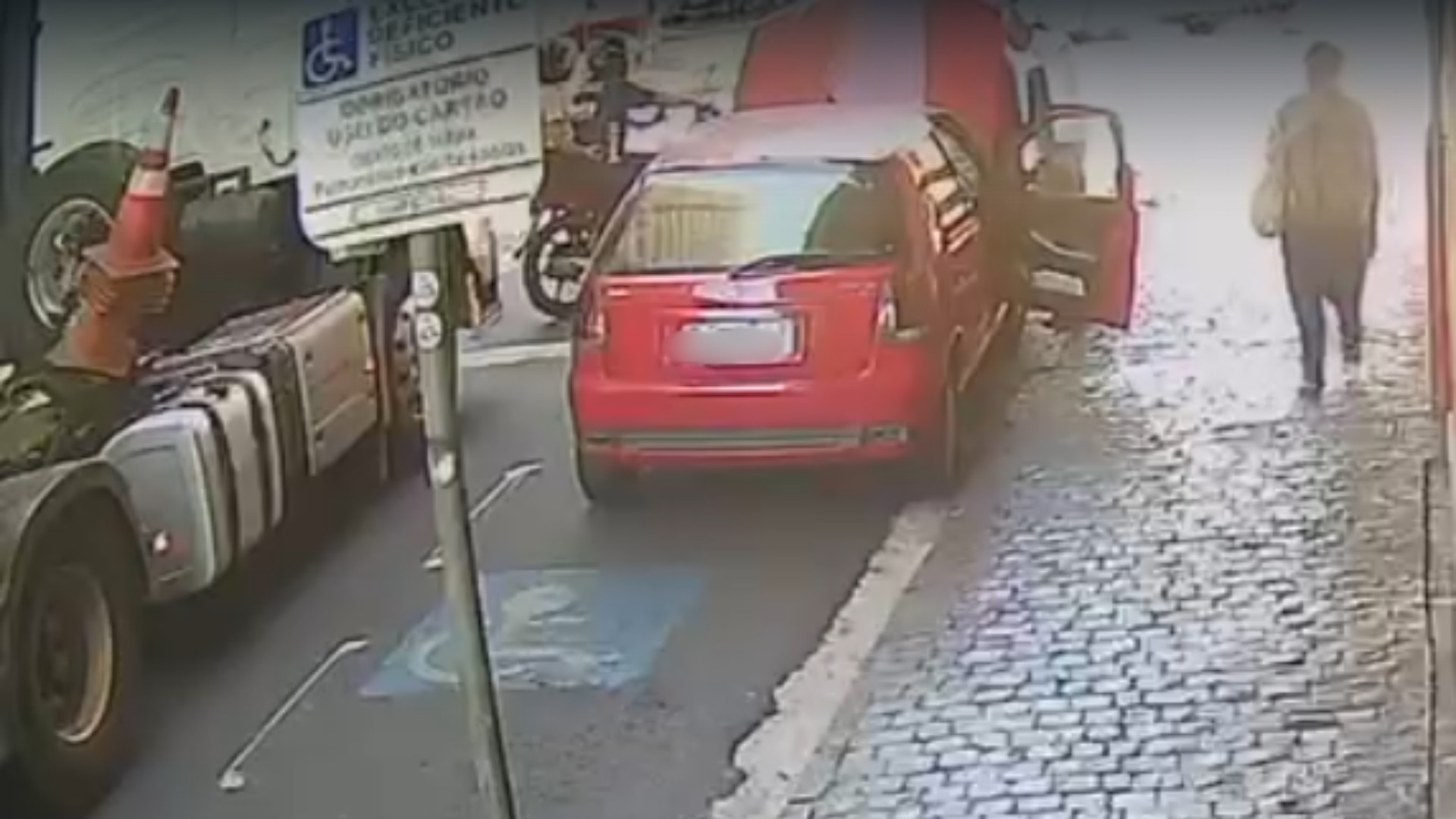VÍDEO: Caminhão passa por cima de motocicleta na avenida Afonso Pena, em Uberlândia 