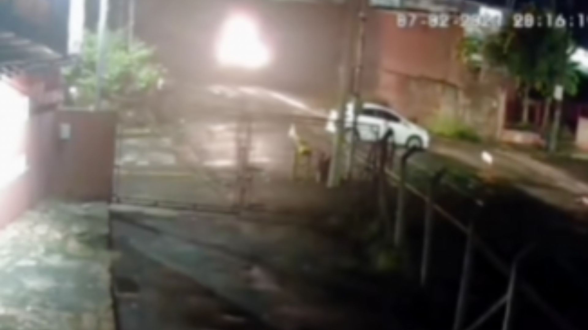 VÍDEO: carro é arrastado por trem em passagem de nível no interior de SP