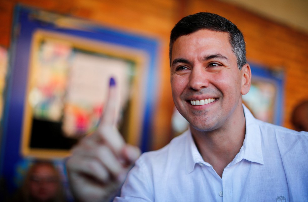 O candidato presidencial paraguaio Santiago Pena, do Partido Colorado, após votar durante as eleições, em Assunção, Paraguai, em 30 de abril de — Foto: REUTERS/Agustin Marcarian