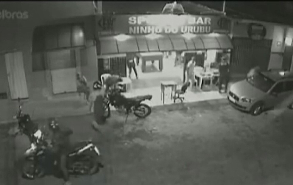 Homem é morto a tiros na frente de bar em no sudoeste da Bahia — Foto: Reprodução/TV Sudoeste