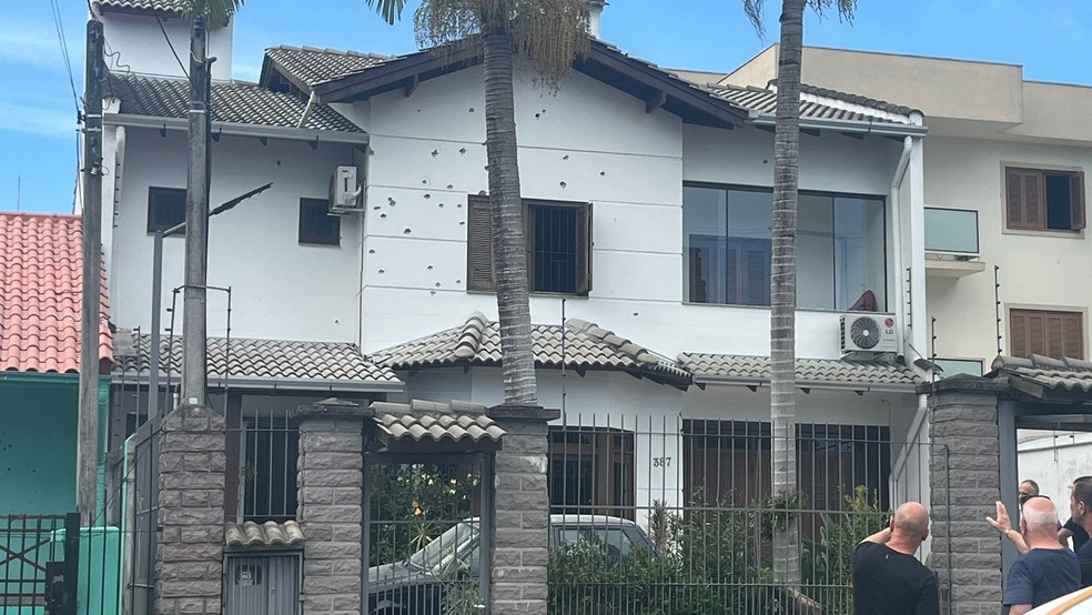 Casa vizinha que foi atingida por tiros durante confronto entre homem e Brigada Militar em Novo Hamburgo — Foto: Carolina Aguaidas/RBS TV