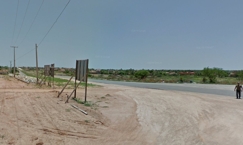 Trecho da RN-233 em frente ao estádio Tetezão vai ter uma das faixas interditadas — Foto: Google Street View