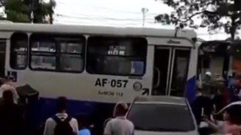 Ônibus destrói muro e atinge veículos após motorista sofrer mal súbito e desmaiar na Grande Belém