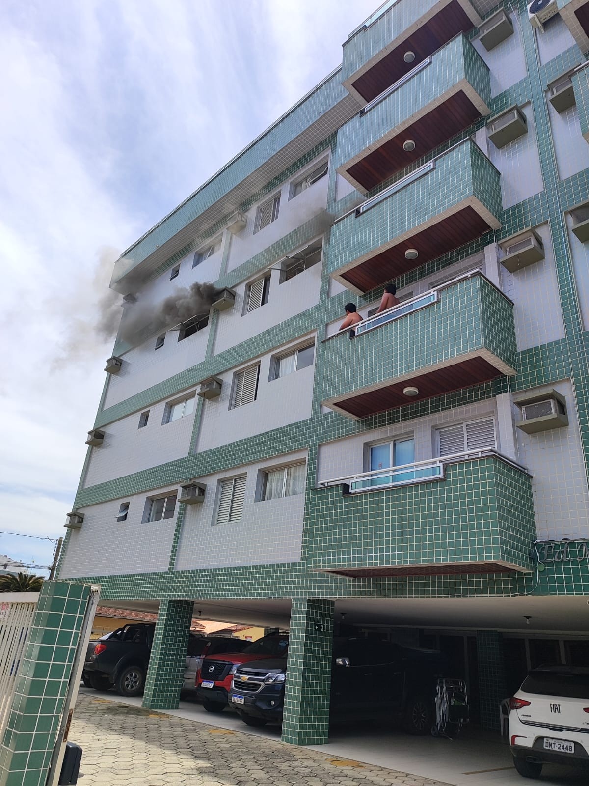 Fogo em apartamento assusta moradores de prédio na Praia Grande, em Ubatuba