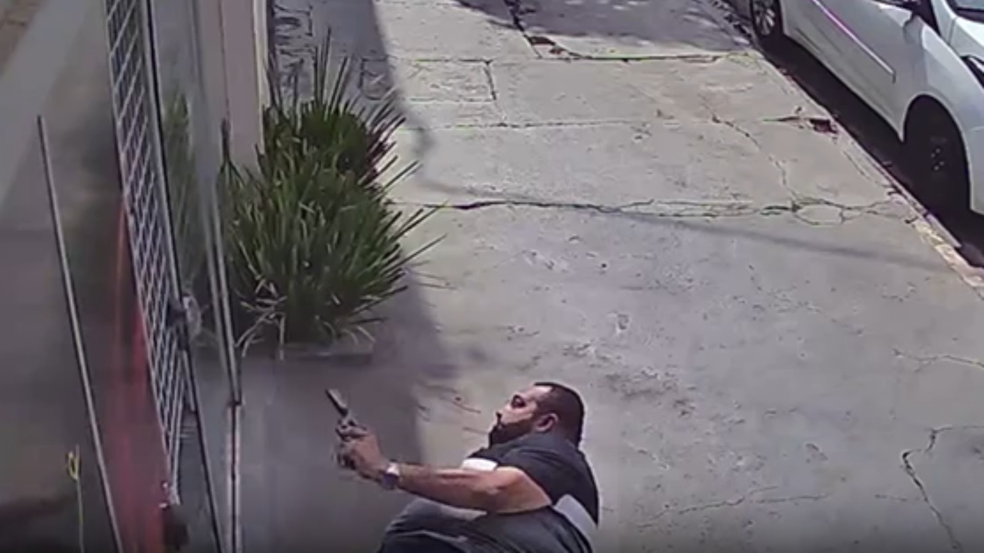 VÍDEO: homem invade salão de beleza e tenta matar ex-mulher a tiros no interior de SP