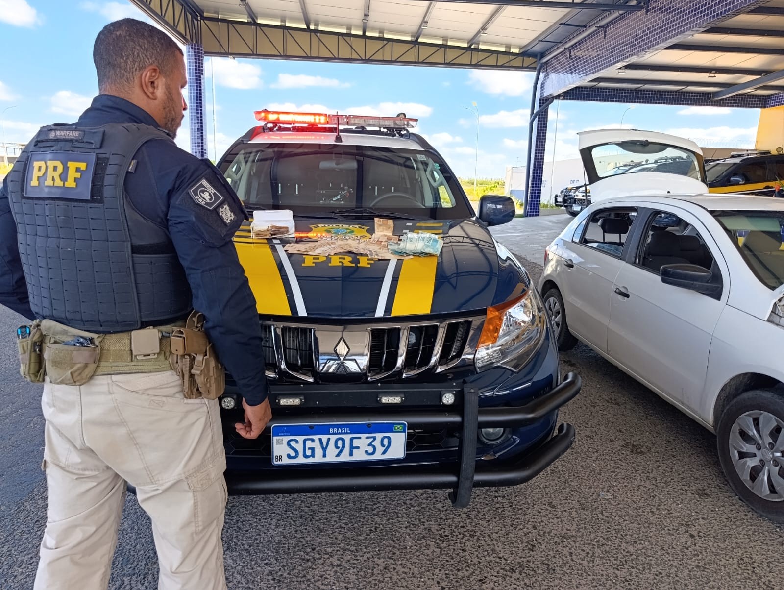 Três homens são detidos com mais de R$ 9 mil em notas falsas na BR-407, em Petrolina