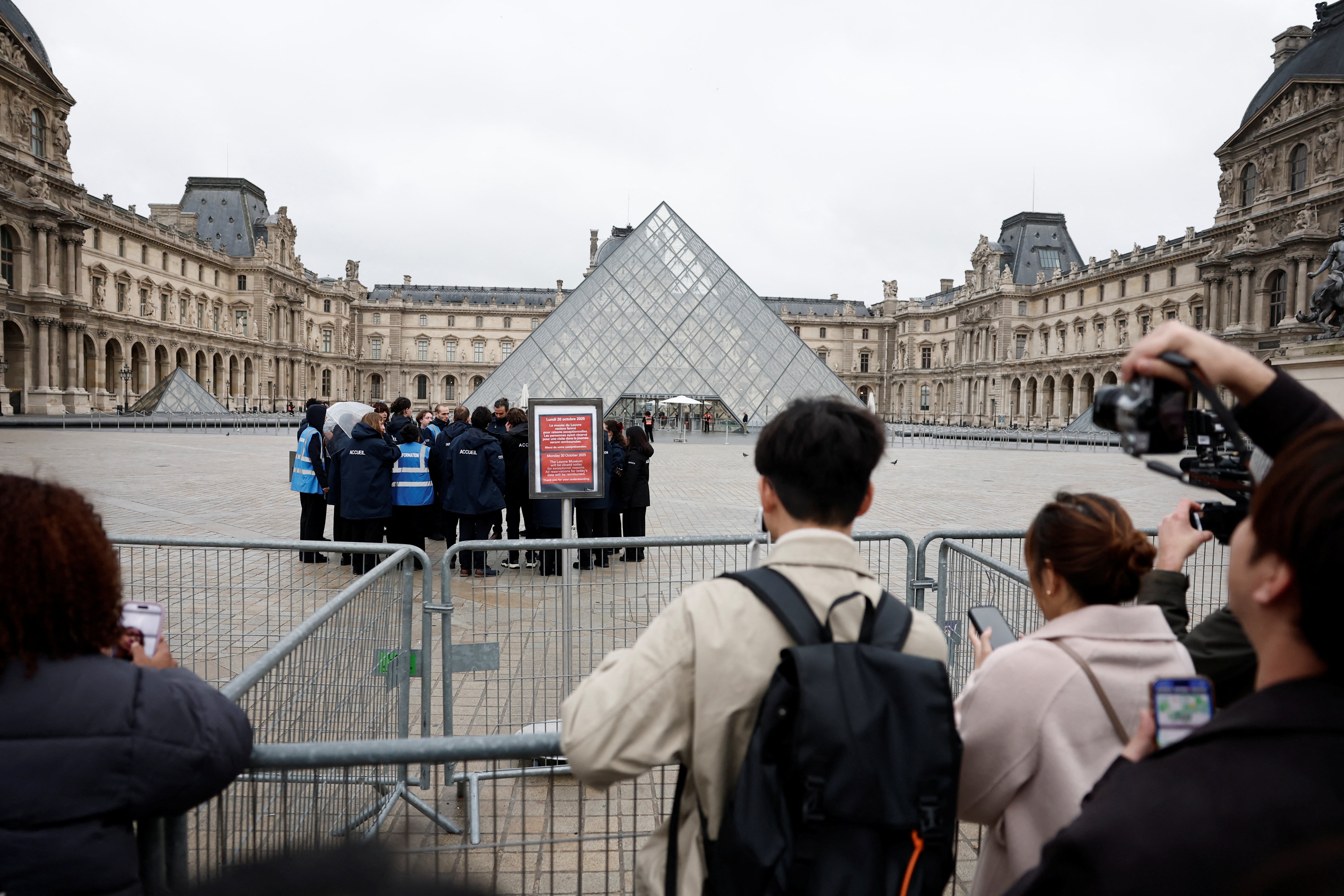 Louvre amanhece com segurança reforçada e turistas frustrados após roubo de joias; VÍDEO