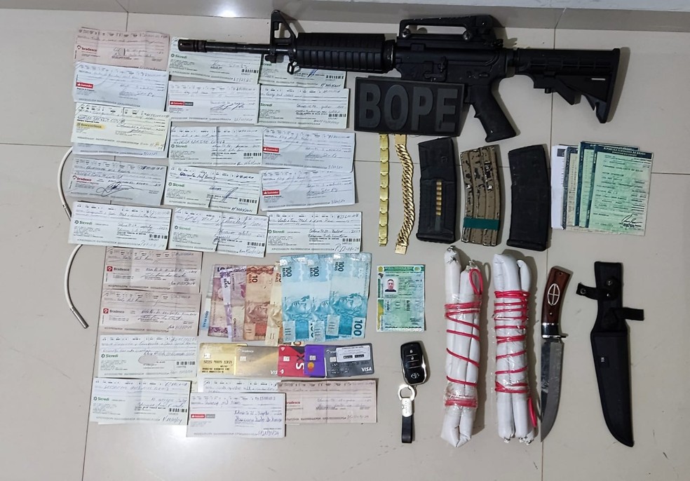 Arma e materiais apreendidos com o suspeito — Foto: PM/Divulgação
