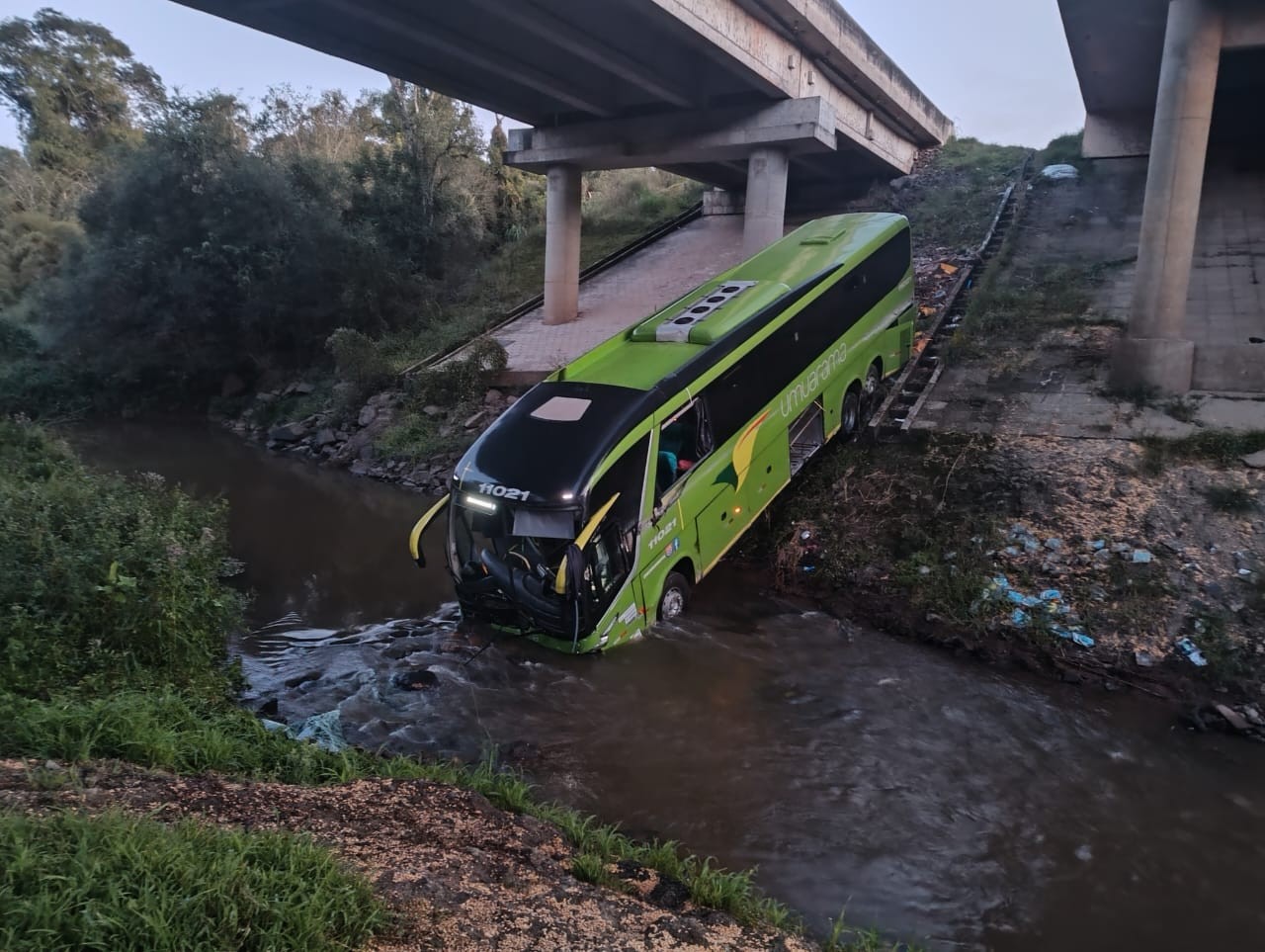 Ônibus sai de pista e cai em rio na BR-376, em Ponta Grossa