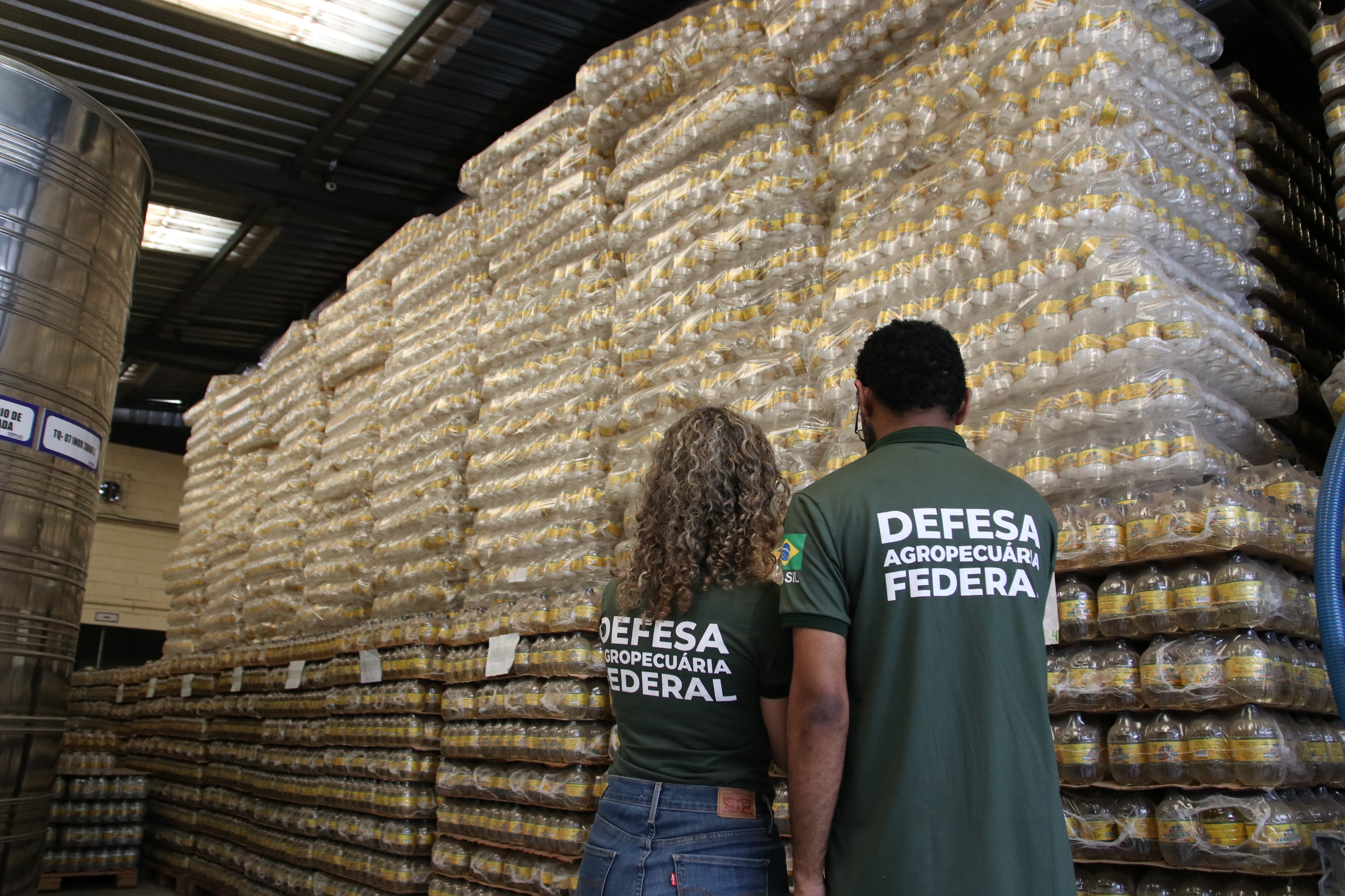 Quase 80 mil litros de licor com indícios de adulteração são apreendidos na Grande BH