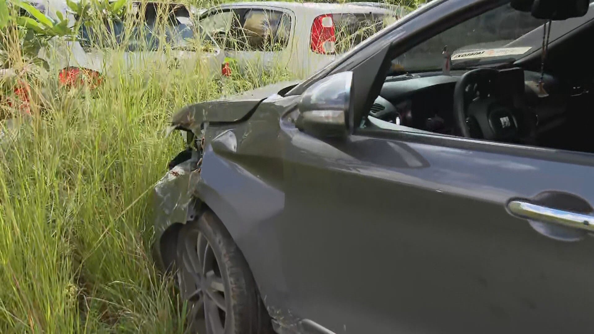 Motorista de aplicativo morre após ser baleado e bater carro em árvore em assalto no Recife