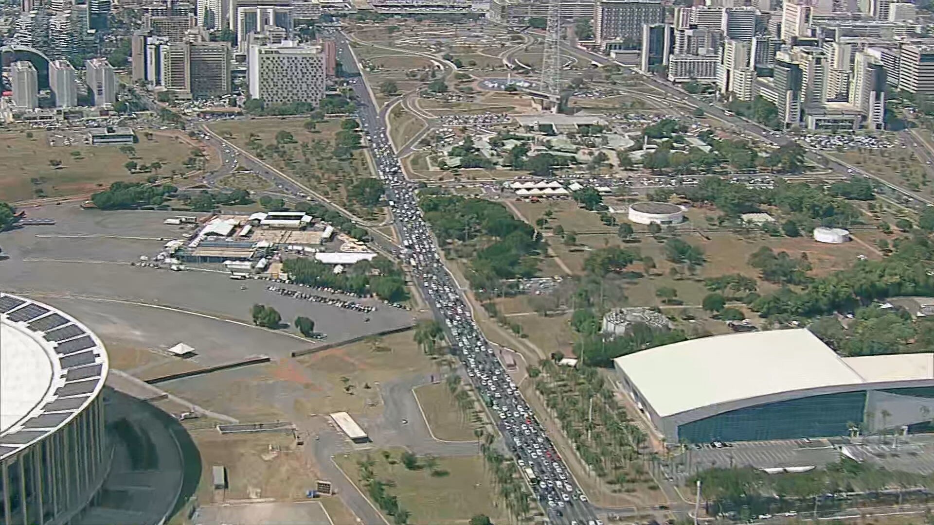 Manifestação de professores ocupa Eixo Monumental e deixa congestionamento no centro de Brasília