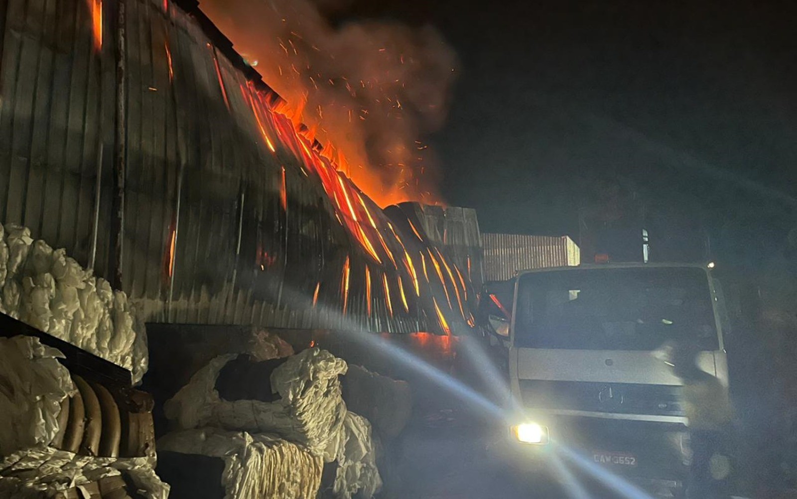Galpão com materiais recicláveis e latas de leite em pó vencidas pega fogo em Poços de Caldas, MG