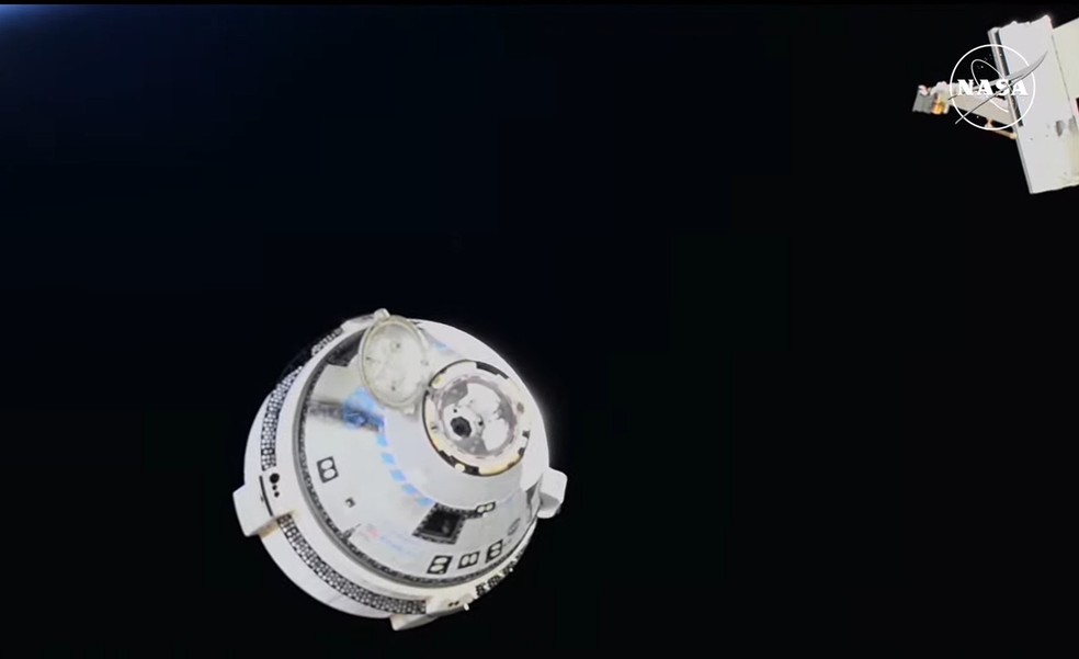 A cápsula Starliner da Boeing é vista desacoplando à Estação Espacial Internacional (ISS, na sigla em inglês). — Foto: Nasa