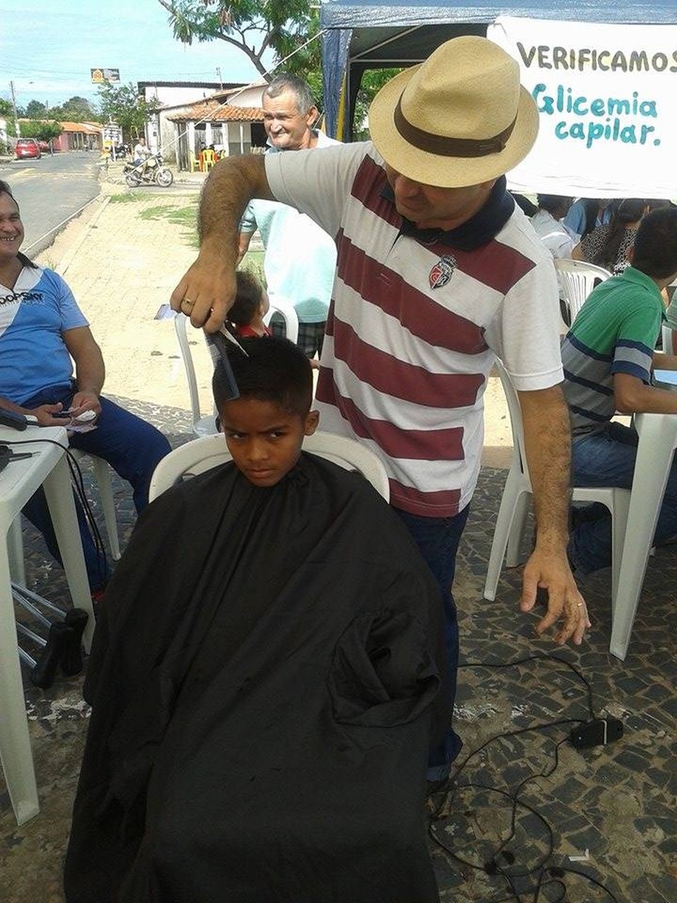 De carroceiro a cabeleireiro: conheça a história do professor que mudou de vida após pré-vestibular gratuito — Foto: Arquivo pessoal / João Gomes