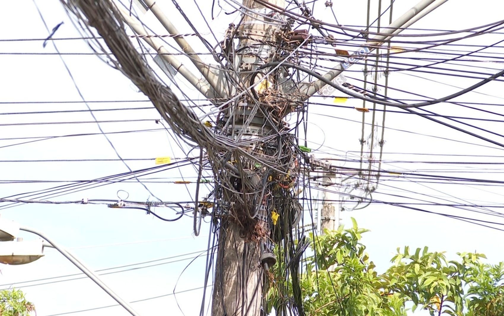 Ribeirão Preto acumula 5 mil notificações sobre fios soltos em postes