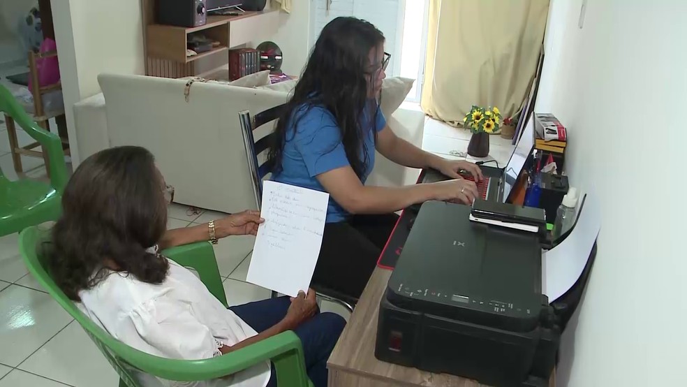 Francisca Maria escrevia o TCC a mão, e a neta transcrevia o material para o computador; idosa se formou em direito aos 78 anos — Foto: Beto Silva/TV Paraíba