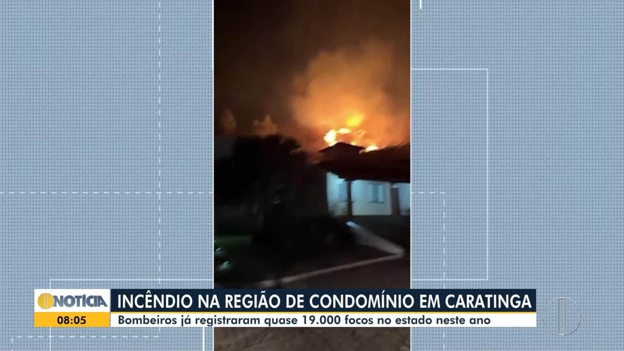 Fogo em vegetação se espalha e chega perto de casas em Caratinga