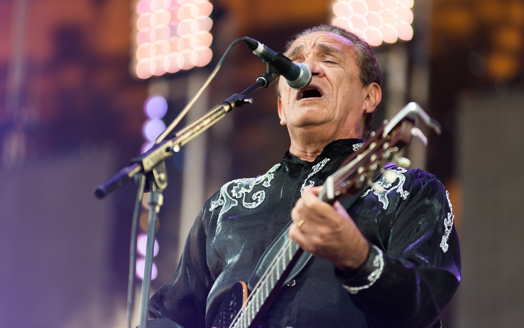Zé Ramalho faz show em Cuiabá em turnê que comemora os 40 anos de ...