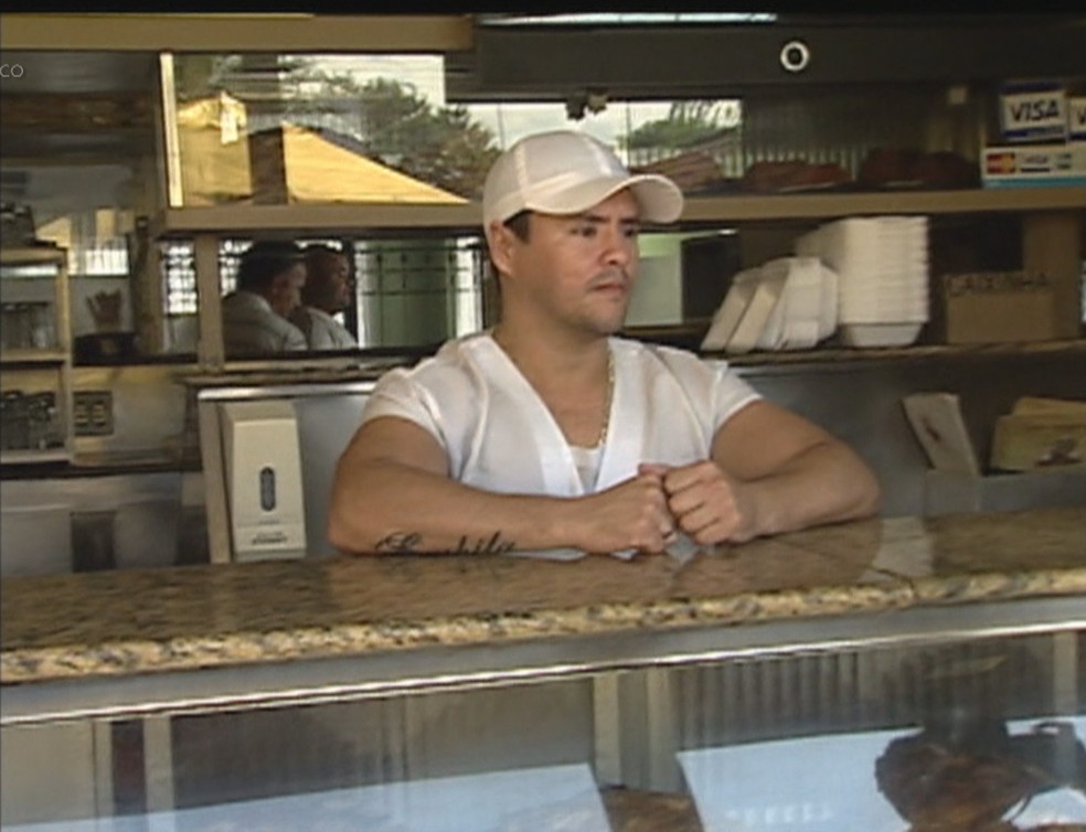 Lúcio em 2012, trabalhando no dia em que seus colegas ganharam o prêmio — Foto: Reprodução/Globo