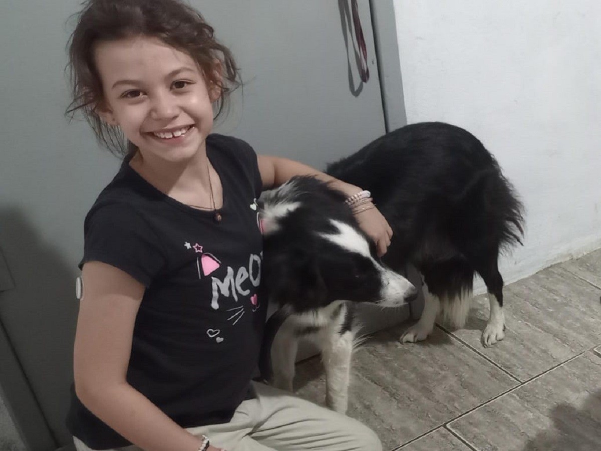 VÍDEO: Cadela adotada por família auxilia no controle de alterações glicêmicas da tutora com diabetes