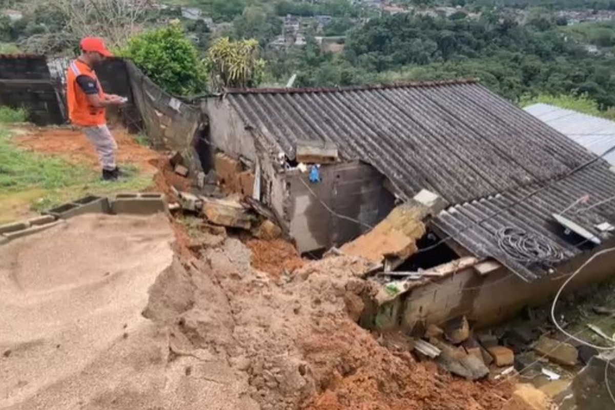 Casal de idosos fica ferido após muro ceder e atingir casa enquanto dormia no interior de SP