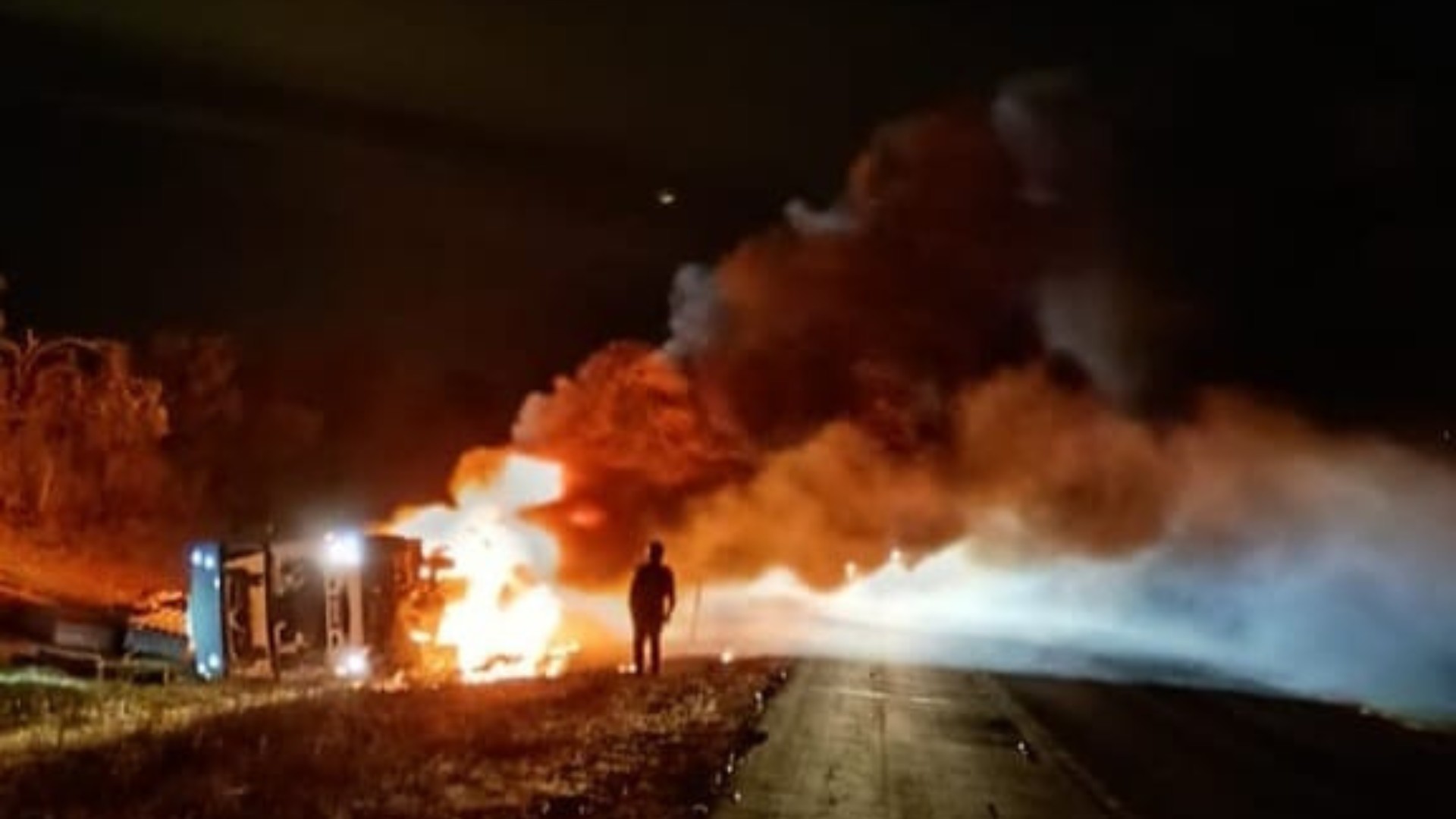 VÍDEO: caminhão tomba e é tomado pelas chamas na BR-020