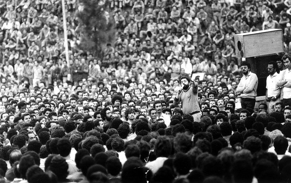 Luiz Inácio Lula da Silva fala durante uma assembléia com os metalúrgicos da Ford, em abril de 1984. Durante as décadas de 70 e 80, Lula dedicou-se intensamente à atividade sindical, como presidente do Sindicato dos Metalúrgicos do ABC — Foto: Clovis Cranchi/Estadão Conteúdo/Arquivo