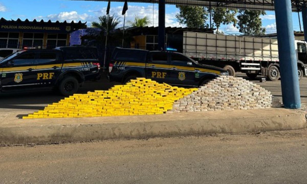 Cerca de 460 kg de cocaína são encontrados em caminhão durante abordagem na Bahia; motorista fugiu do veículo em movimento