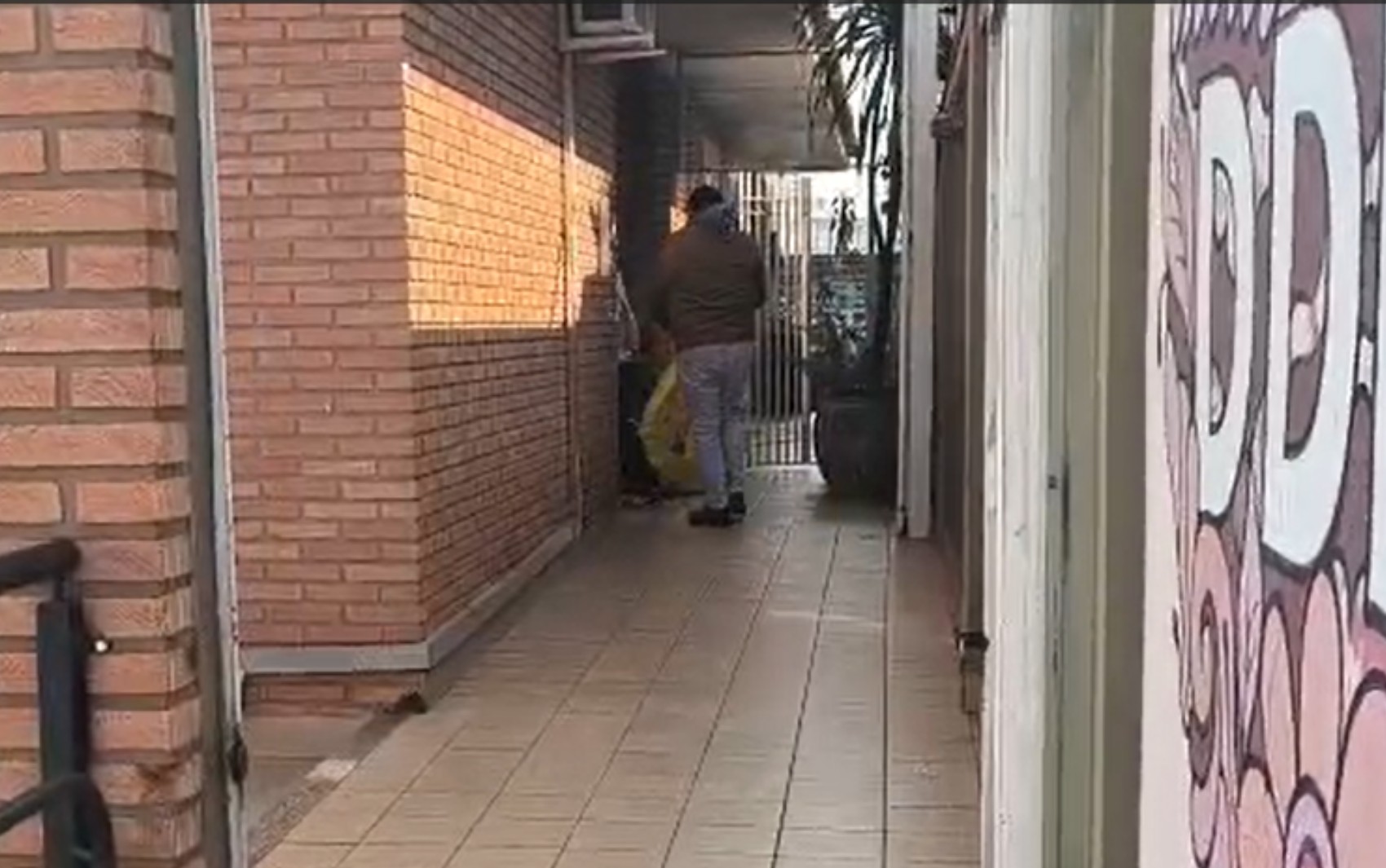 Esfaqueado por influenciadora, homem suspeito de abusar da filha dela se apresenta à polícia em Franca, SP