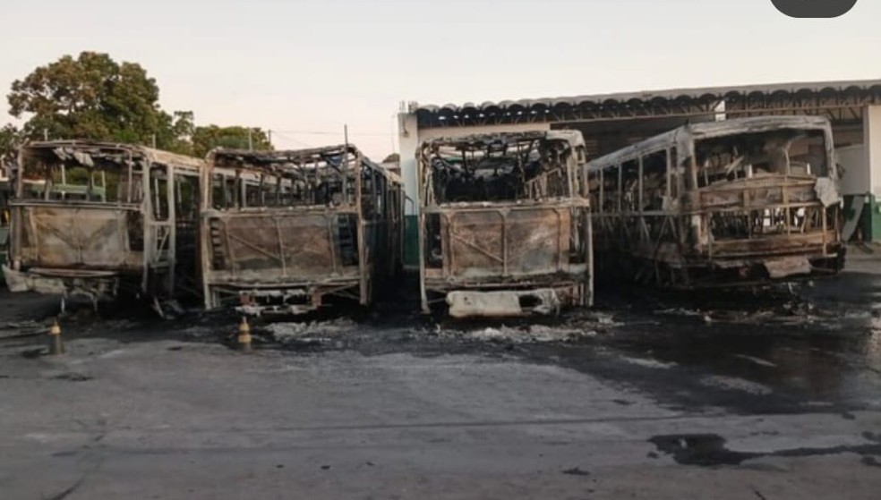 Ônibus são atingidos por incêndio na garagem da Caribus Transportes, no Bairro São João Del Rei, em Cuiabá. — Foto: Reprodução