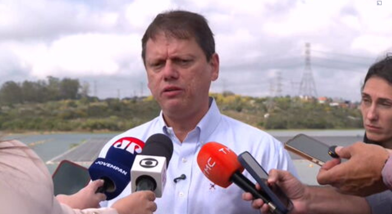 Tarcísio diz que estará com Flávio Bolsonaro e lamenta possíveis ausências em debates presidenciais: 'Gostaria de vê-los'