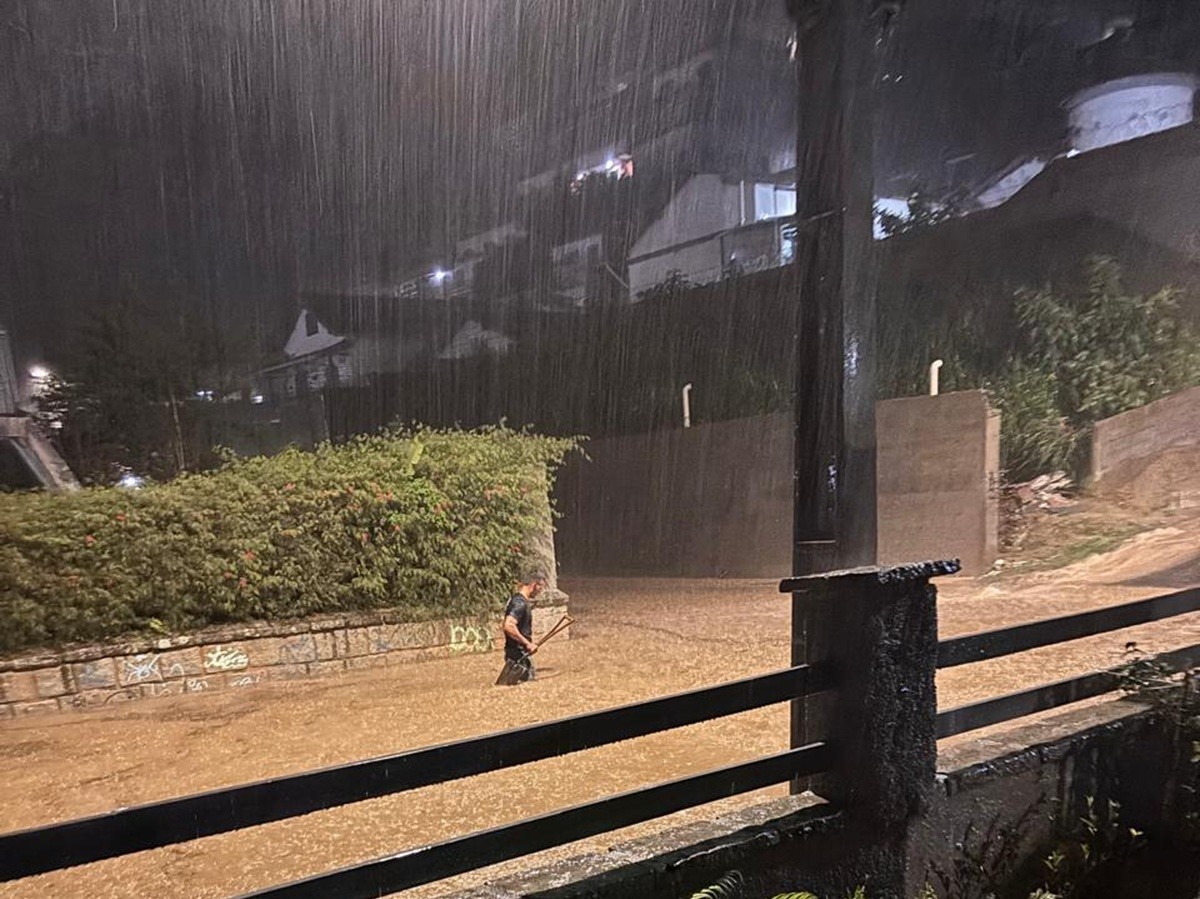 Temporal provoca alagamentos e deslizamentos em Teresópolis