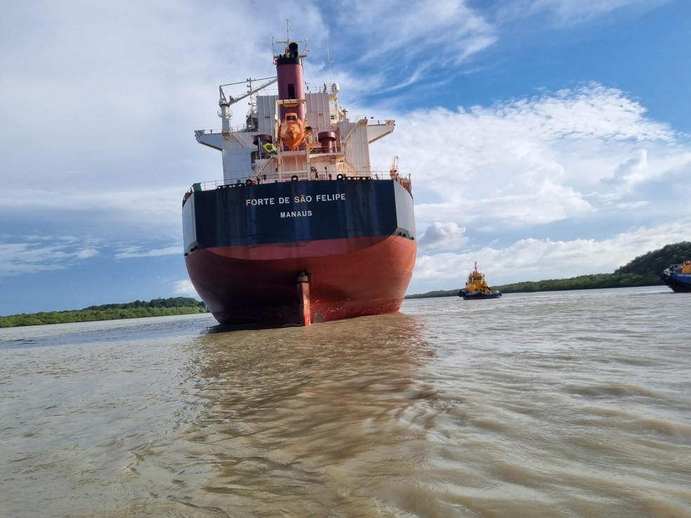 Navio carregado de bauxita desencalha após ficar seis dias preso no litoral do MA — Foto: Divulgação/Redes Sociais