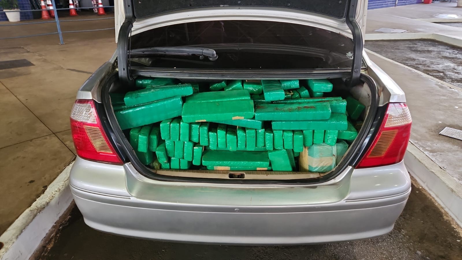 VÍDEO: Motorista que levava 364 kg de maconha no porta-malas tenta fugir de abordagem e é preso na fronteira entre Brasil e Paraguai, no Paraná