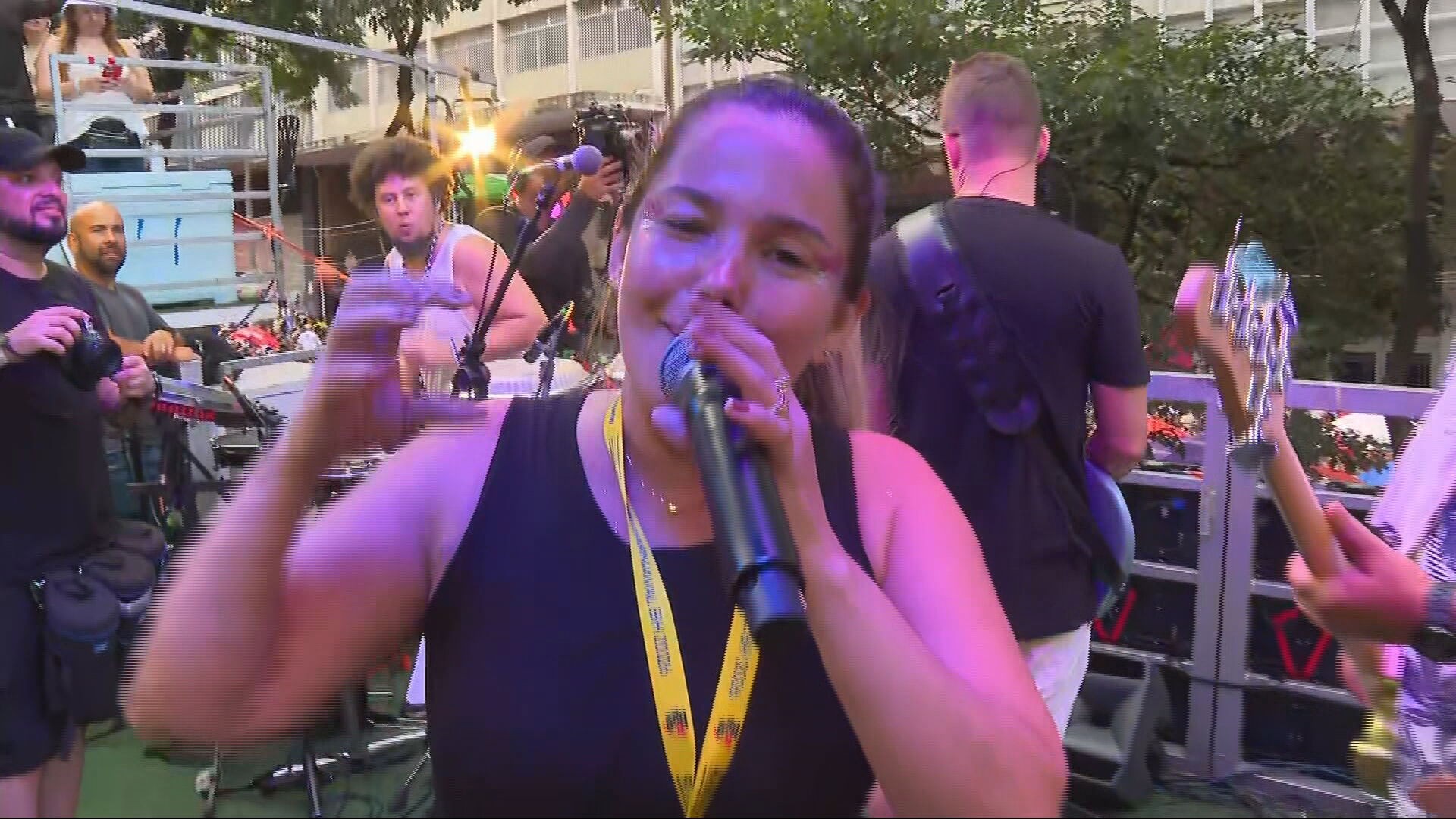 Vendedora ambulante pede para subir em trio de BH e surpreende multidão ao cantar hits de Ivete e Cláudia Leitte com Baianeiros